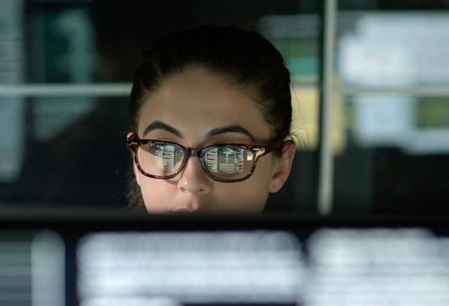 Lady looking at a computer screen.