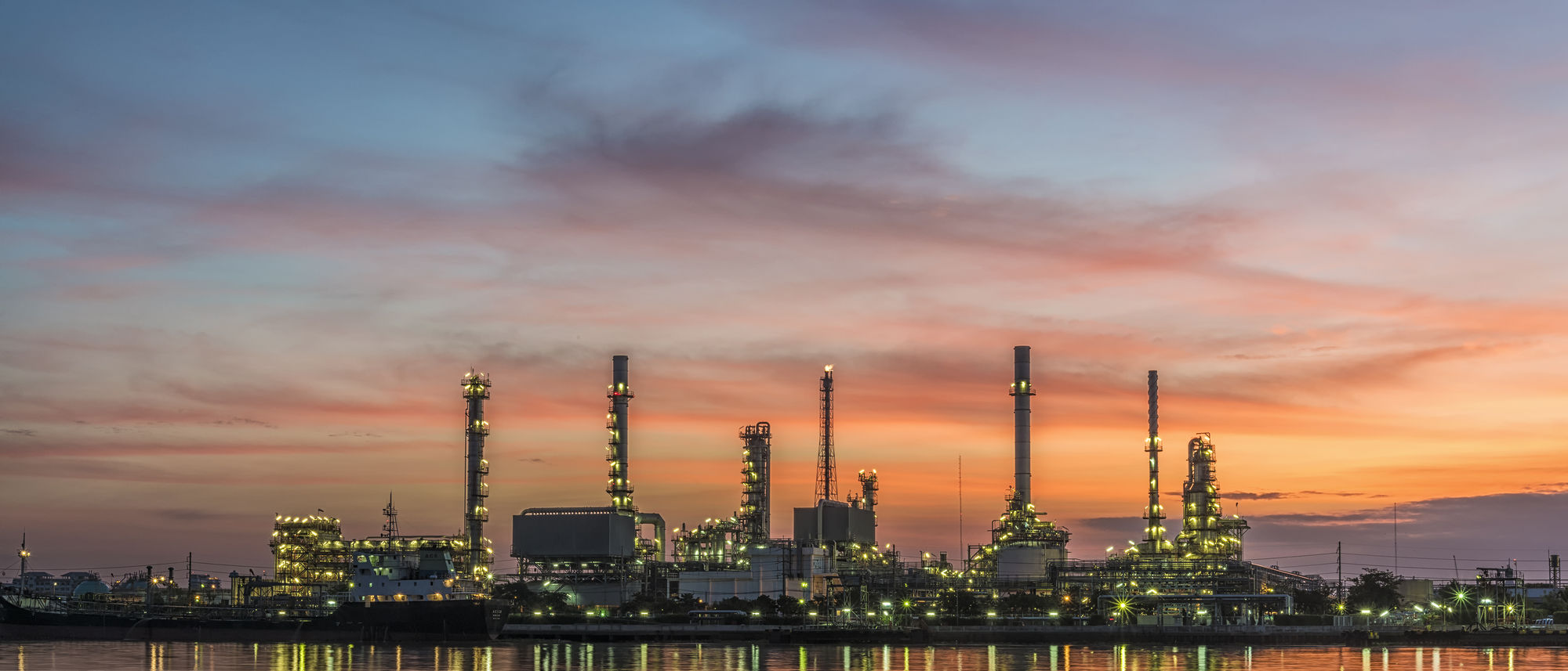 Photo of a refinery.